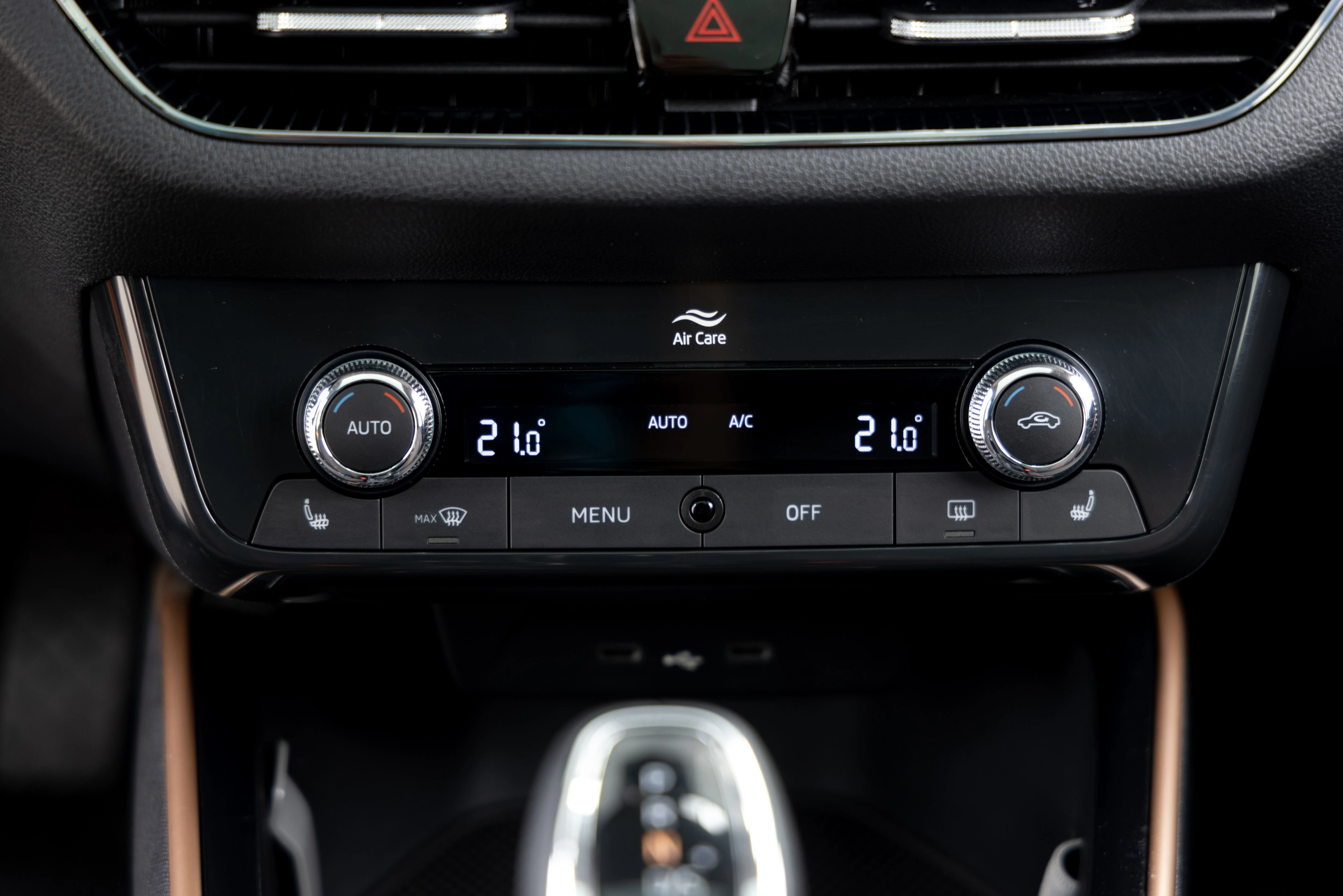 Dual zone air conditioning with Climatronic electronic control